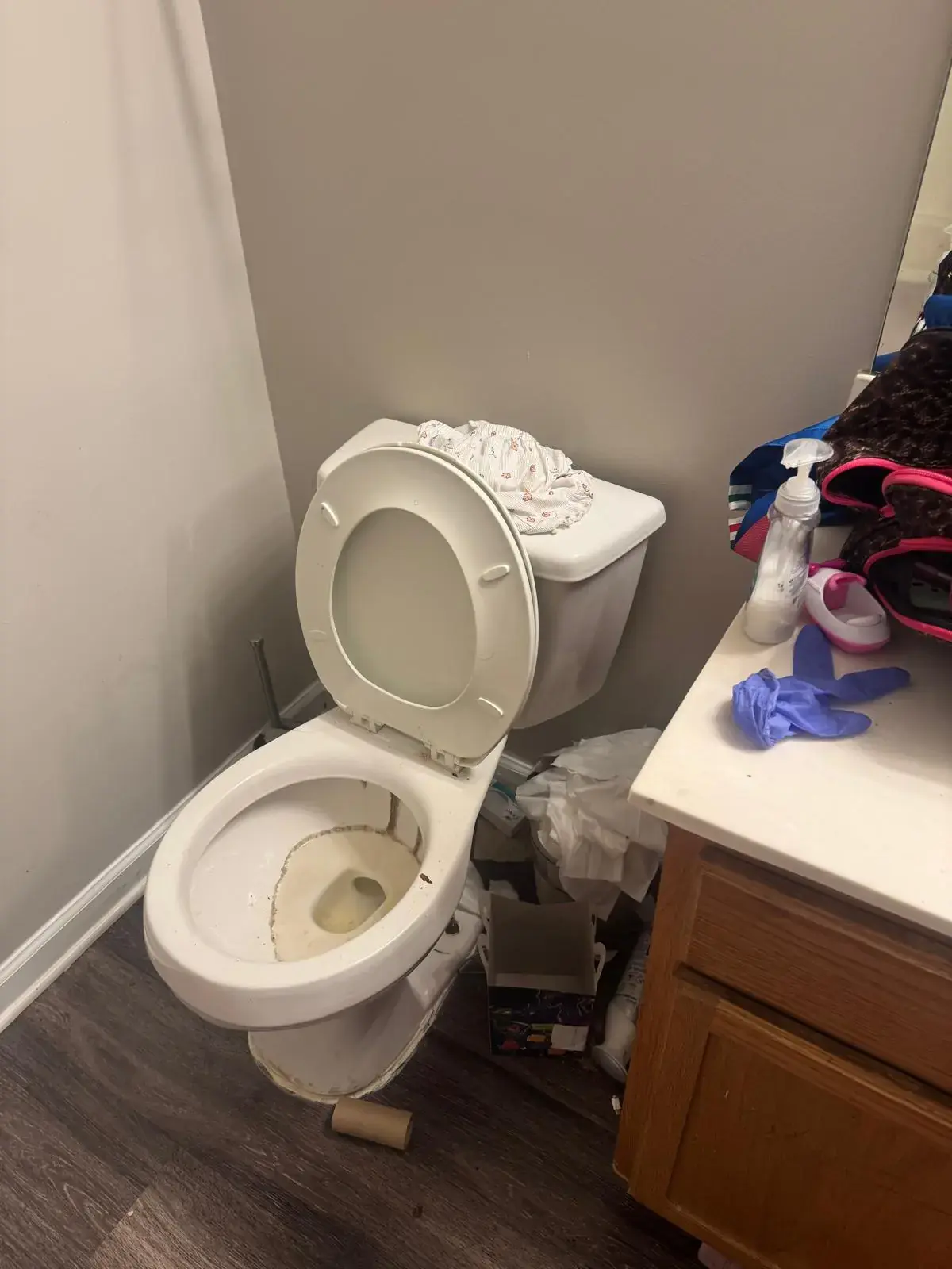 Limpieza profunda de segundo baño antes y después por Golden Touch Cleaning — Before