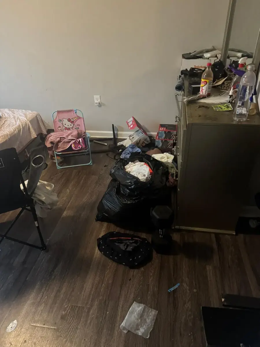 Limpieza de habitación antes y después por Golden Touch Cleaning — Before