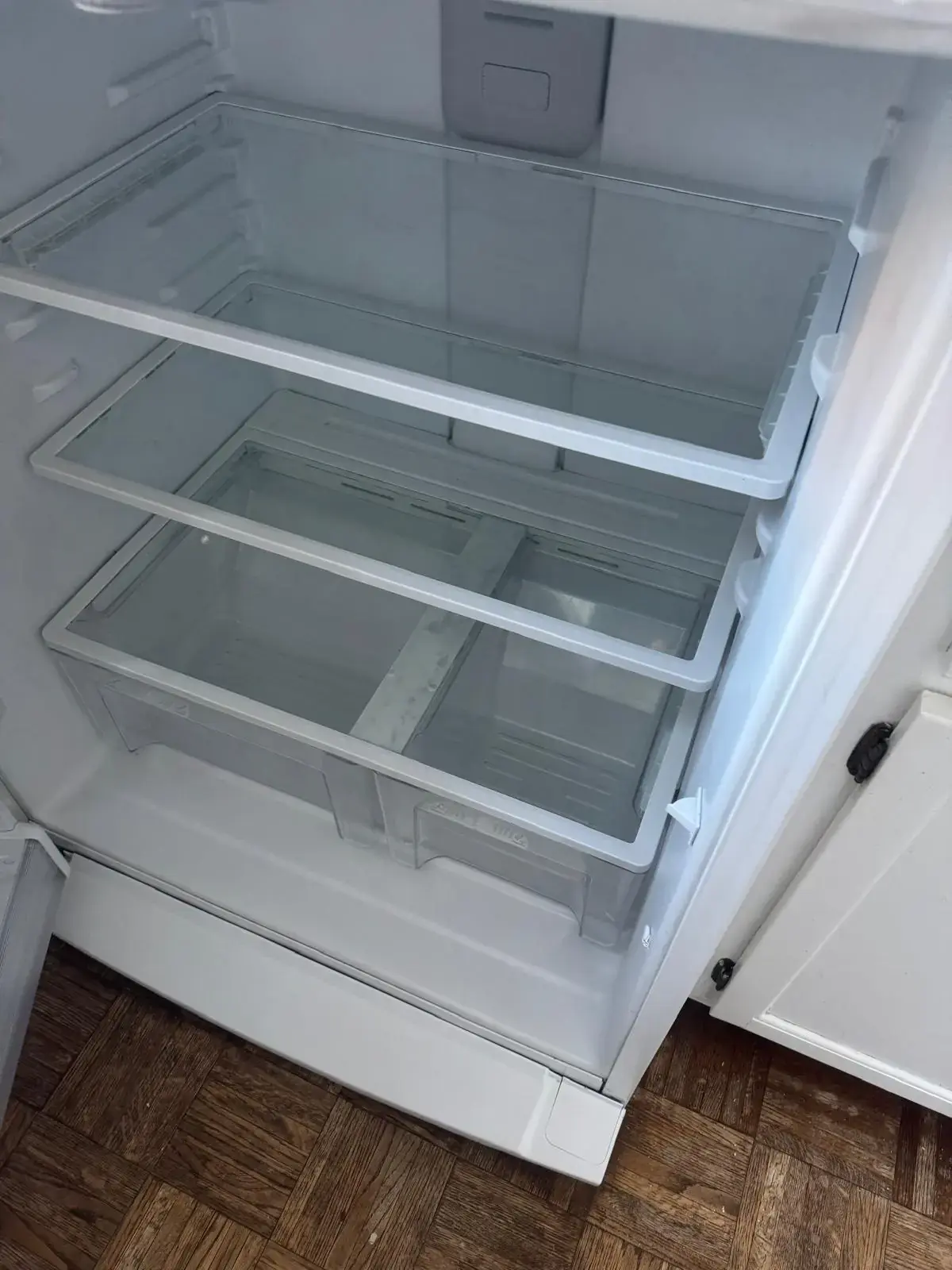 Limpieza profunda de refrigerador antes y después por Golden Touch Cleaning — After