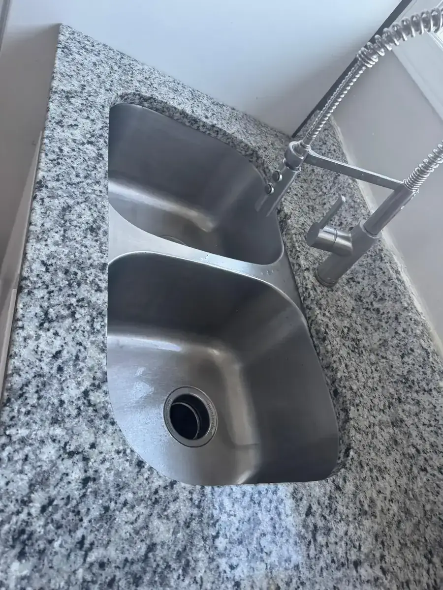 Limpieza profunda de fregadero antes y después por Golden Touch Cleaning — After