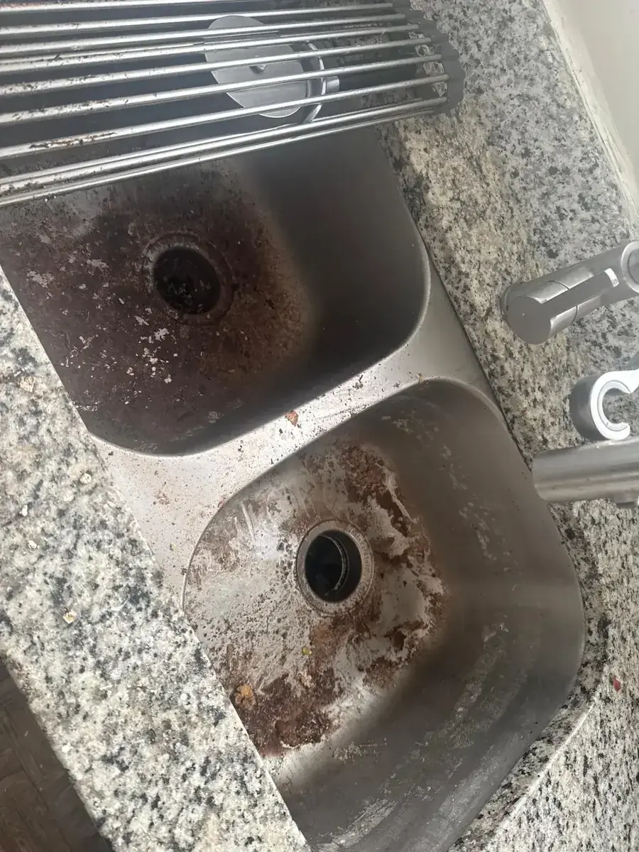 Limpieza profunda de fregadero antes y después por Golden Touch Cleaning — Before