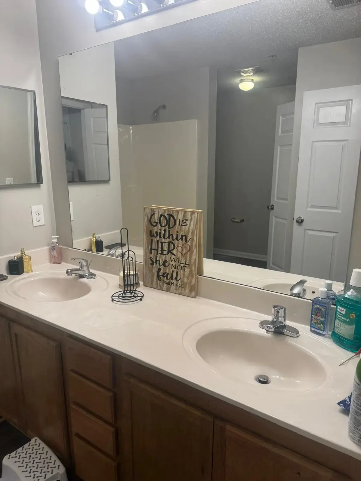 Limpieza de tocador de baño antes y después por Golden Touch Cleaning — After