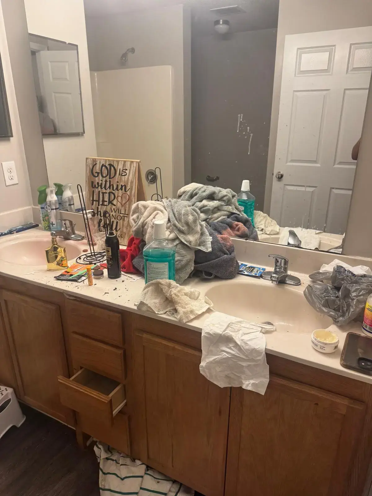 Limpieza de tocador de baño antes y después por Golden Touch Cleaning — Before